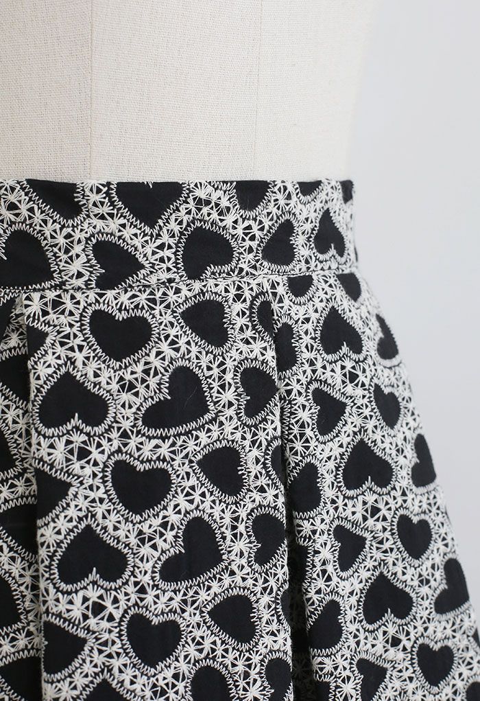Minifalda plisada con bordado de corazón negro