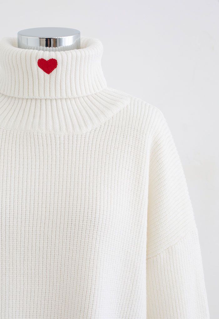 Suéter corto de cuello alto bordado con corazón rojo en blanco