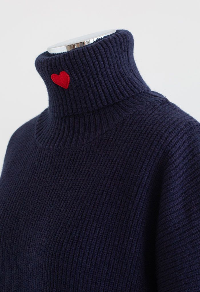 Suéter corto de cuello alto bordado con corazón rojo en azul marino