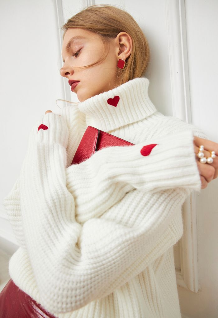 Suéter corto de cuello alto bordado con corazón rojo en blanco