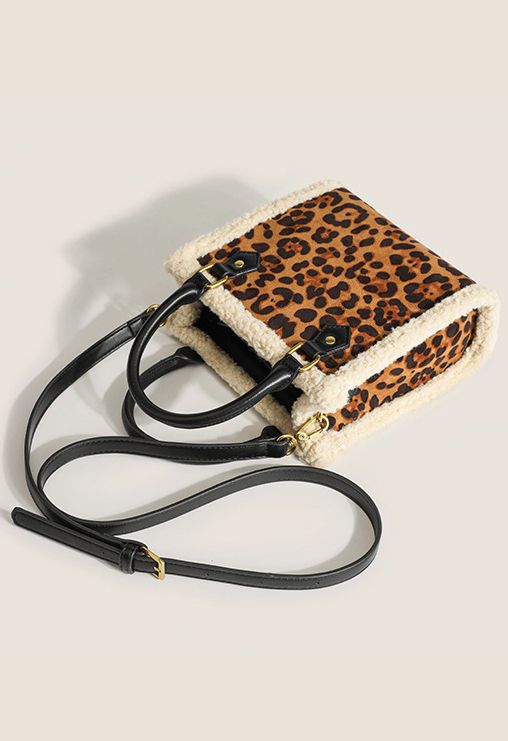 Bolso de hombro con ribete de lana de cordero en contraste en leopardo