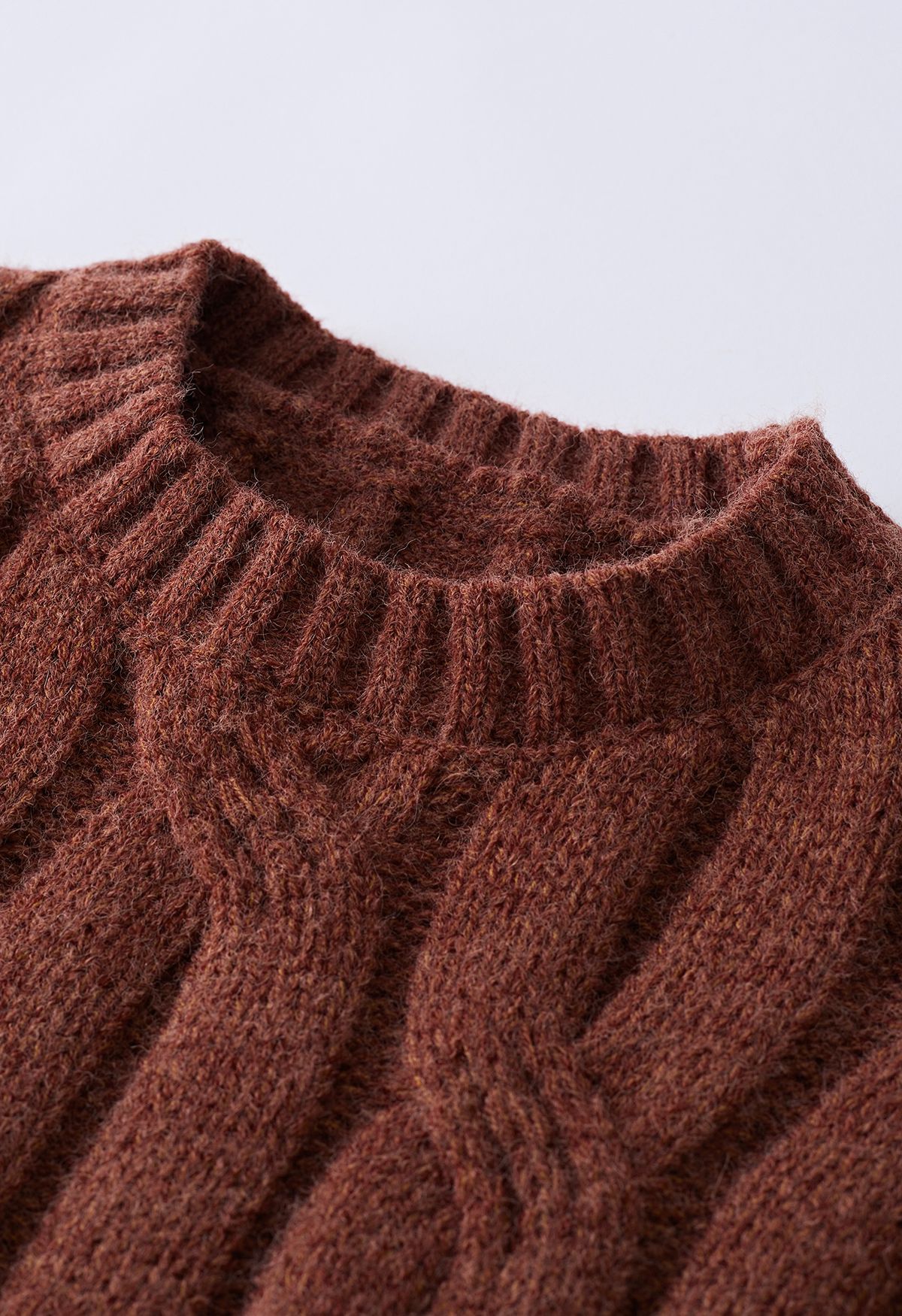 Suéter de punto con cuello redondo y textura trenzada en rojo óxido
