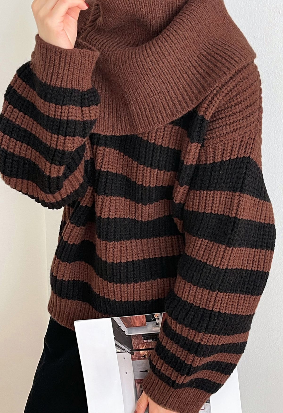 Suéter de punto a rayas con bufanda removible en marrón