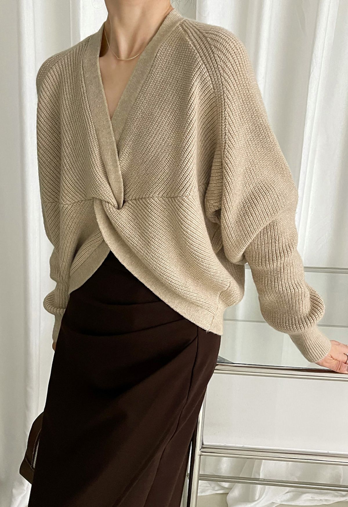 Suéter de color liso con parte delantera torcida en tostado claro
