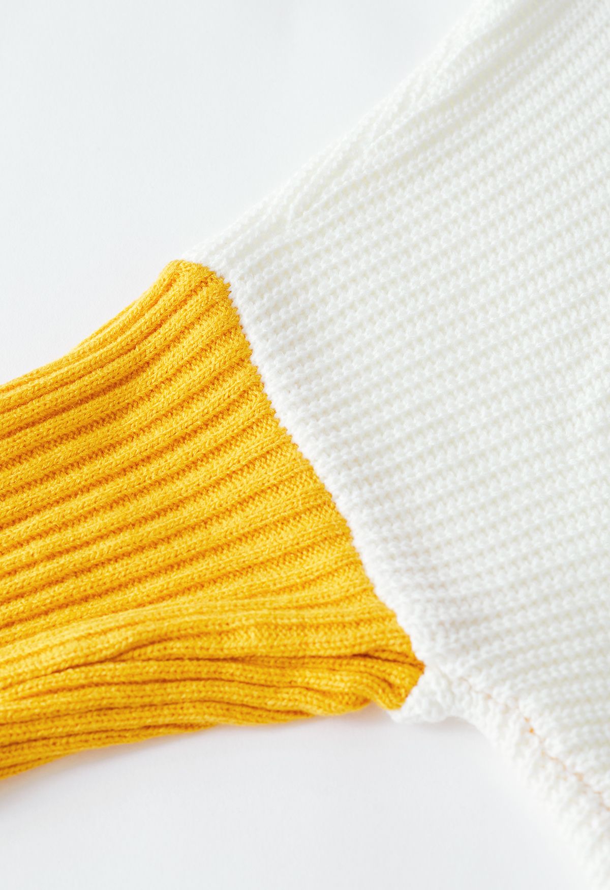 Suéter Hi-Lo con cuello alto y manga de murciélago elegante sin esfuerzo en amarillo