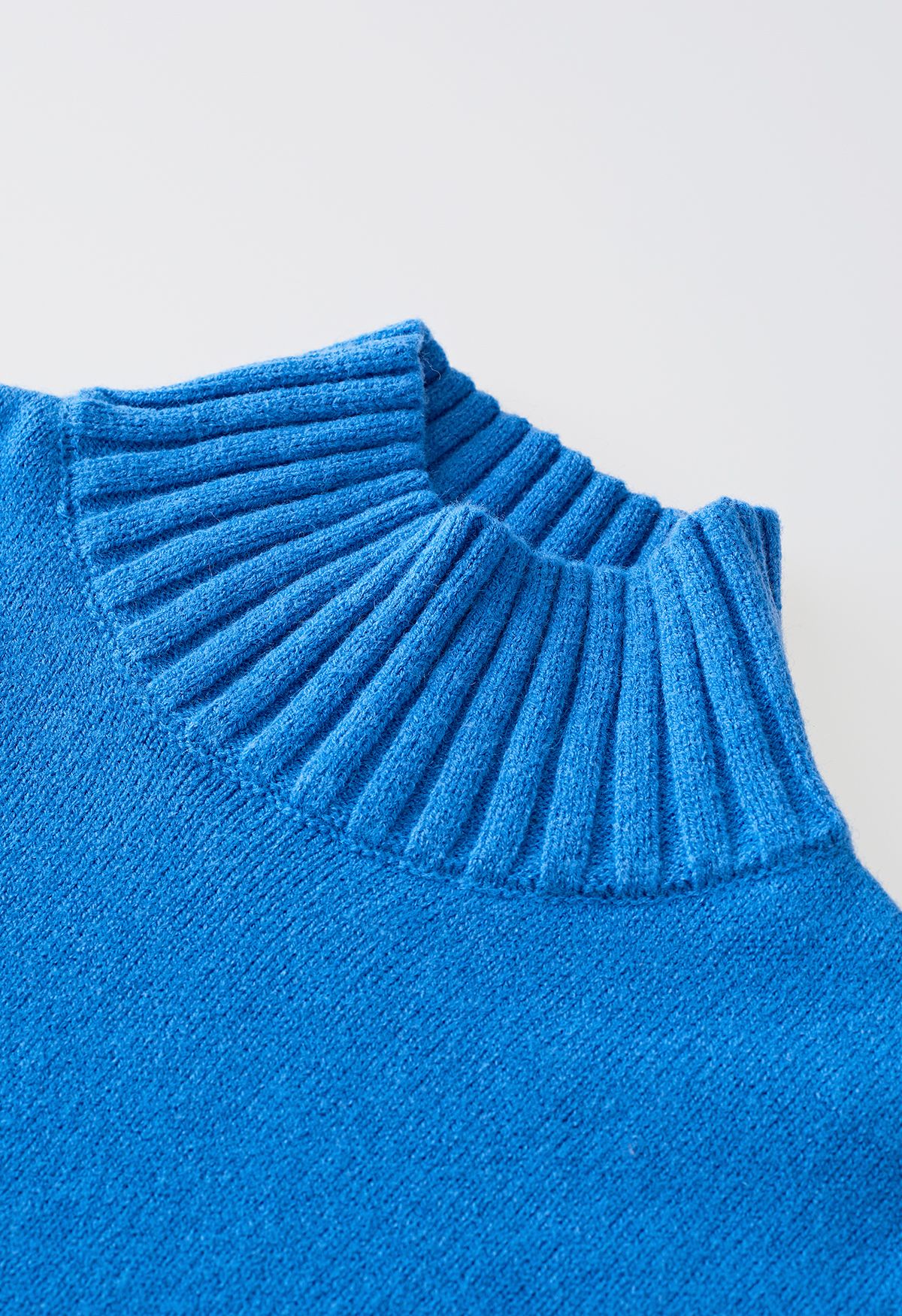 Conjunto de jersey de cuello alto con puños abotonados y pantalón de punto en azul