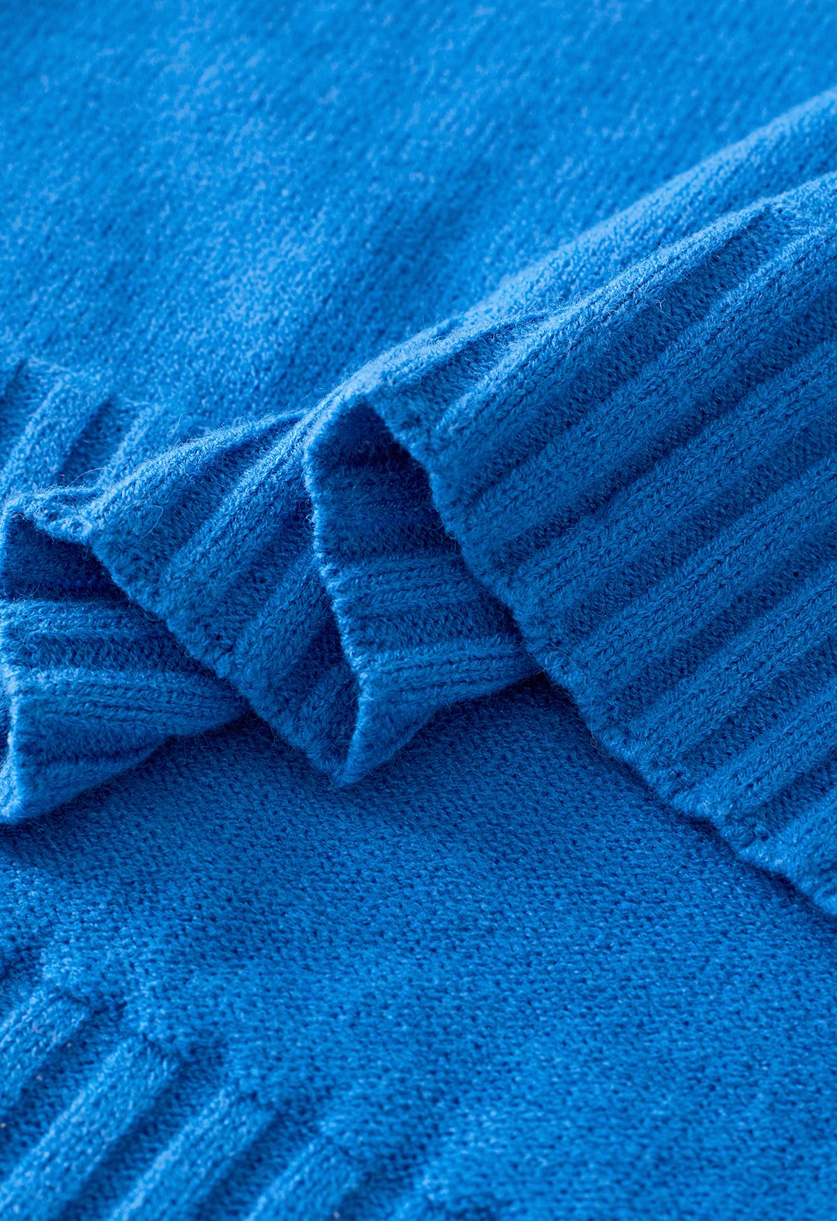 Conjunto de jersey de cuello alto con puños abotonados y pantalón de punto en azul