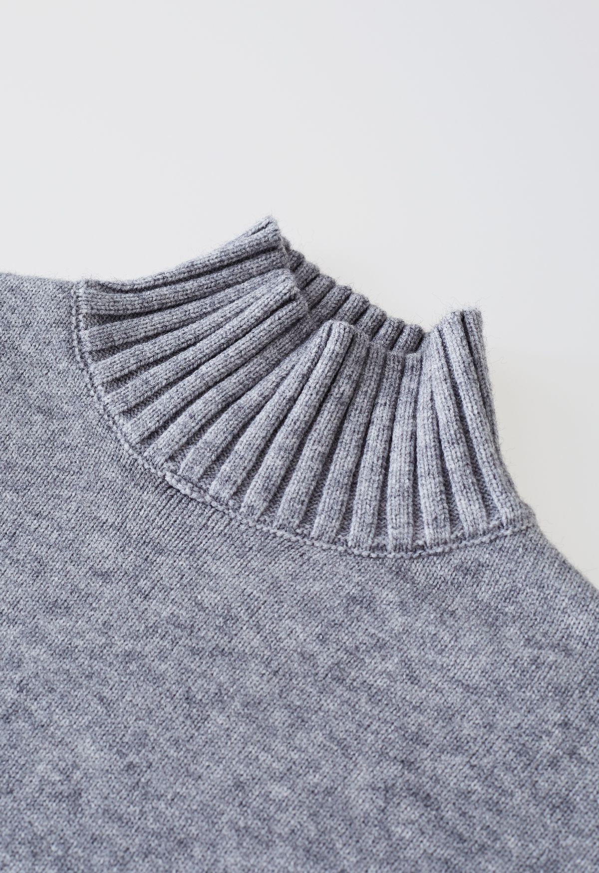 Conjunto de suéter de cuello alto con puños abotonados y pantalones de punto en gris
