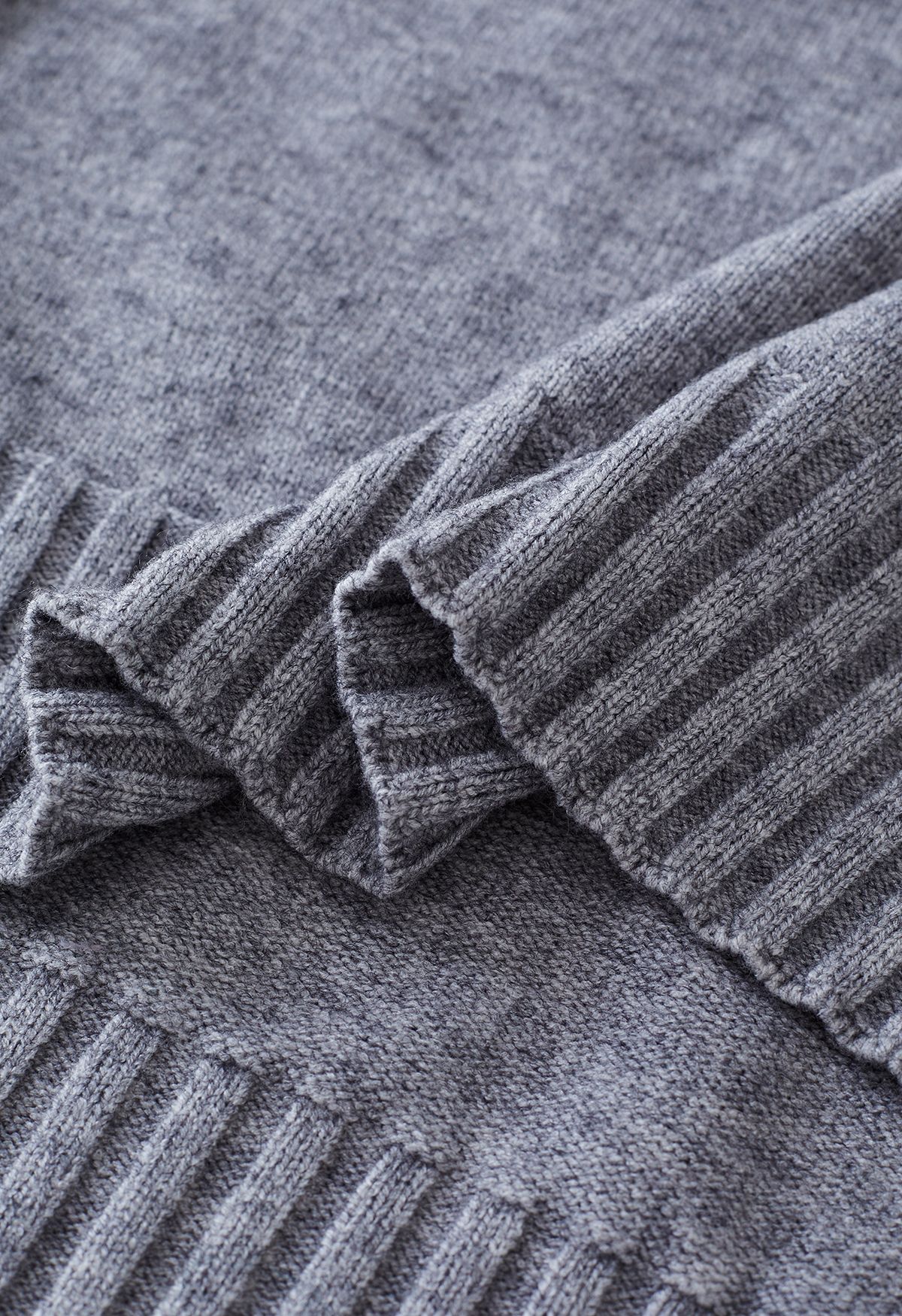 Conjunto de suéter de cuello alto con puños abotonados y pantalones de punto en gris