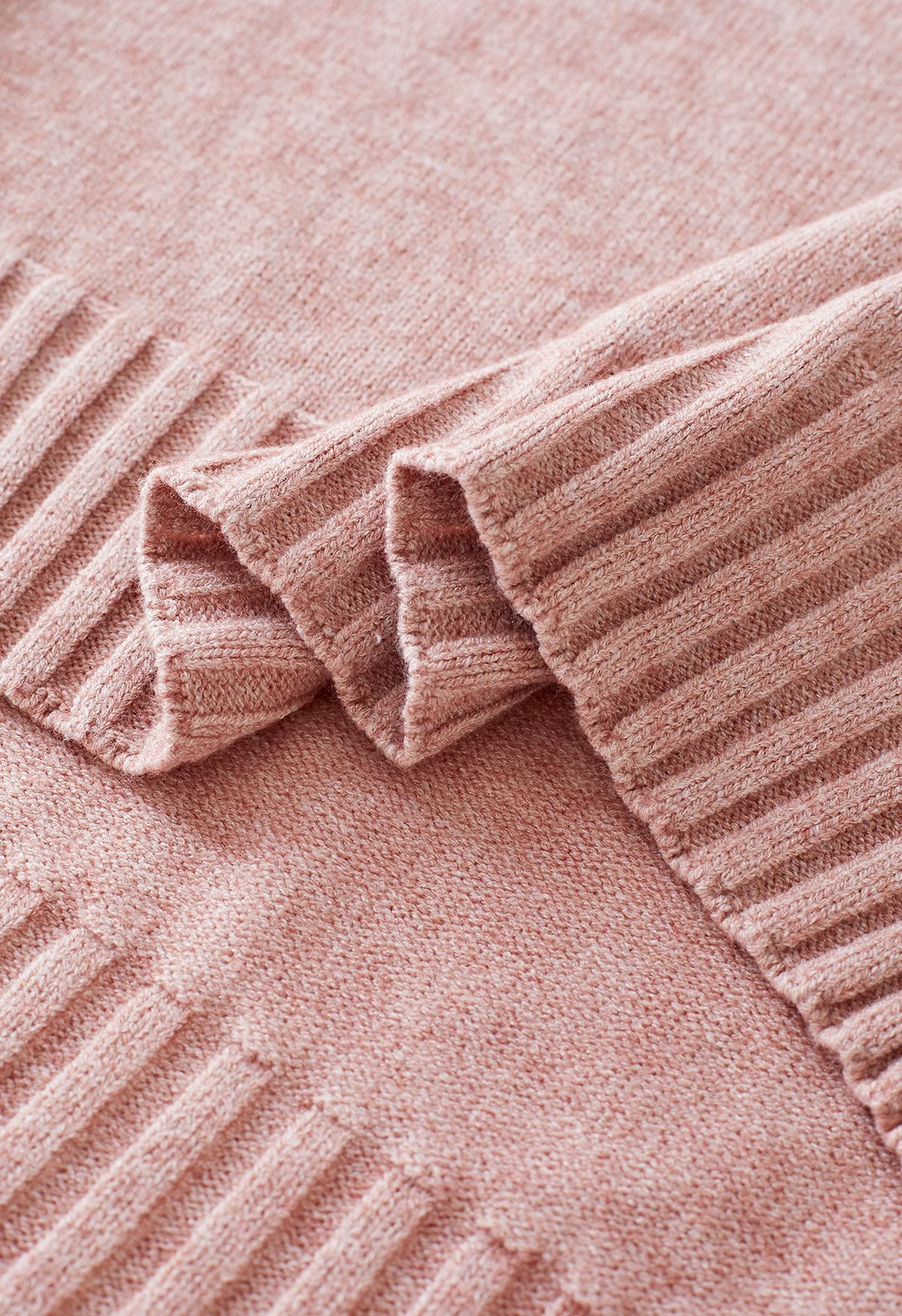 Conjunto de suéter de cuello alto con puños abotonados y pantalones de punto en rosa