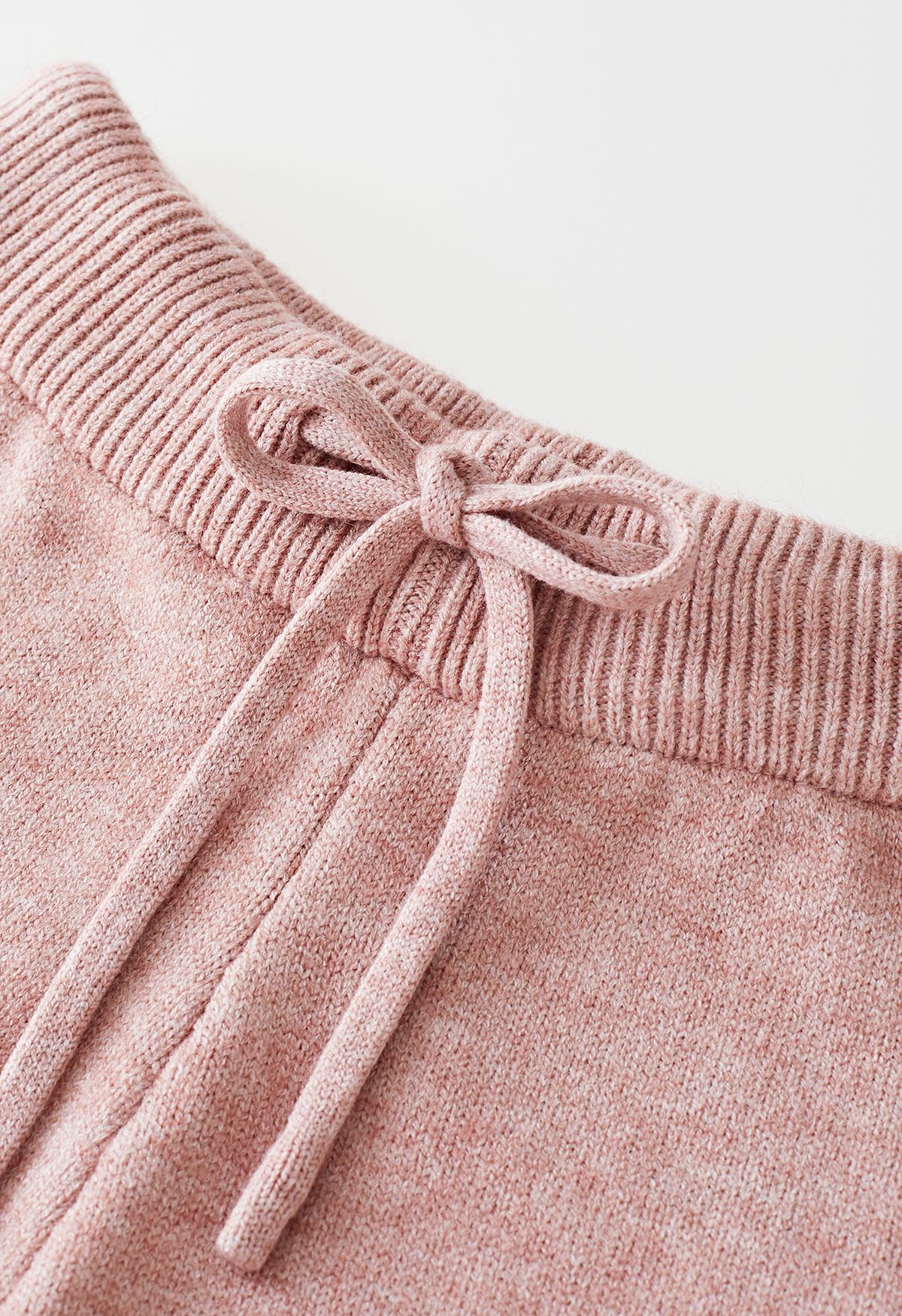Conjunto de suéter de cuello alto con puños abotonados y pantalones de punto en rosa