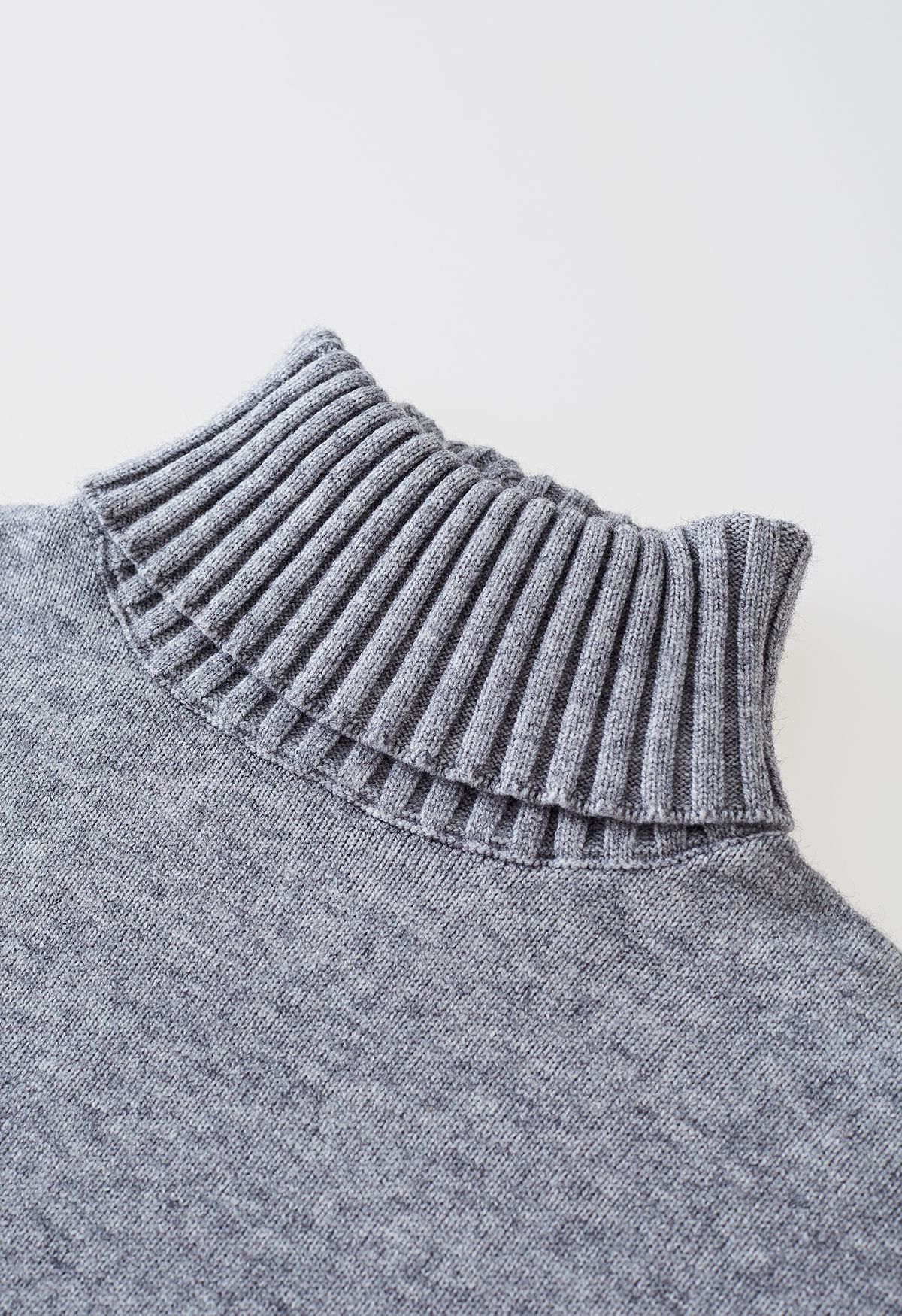 Conjunto de suéter de cuello alto con cuello alto y pantalones de punto en gris