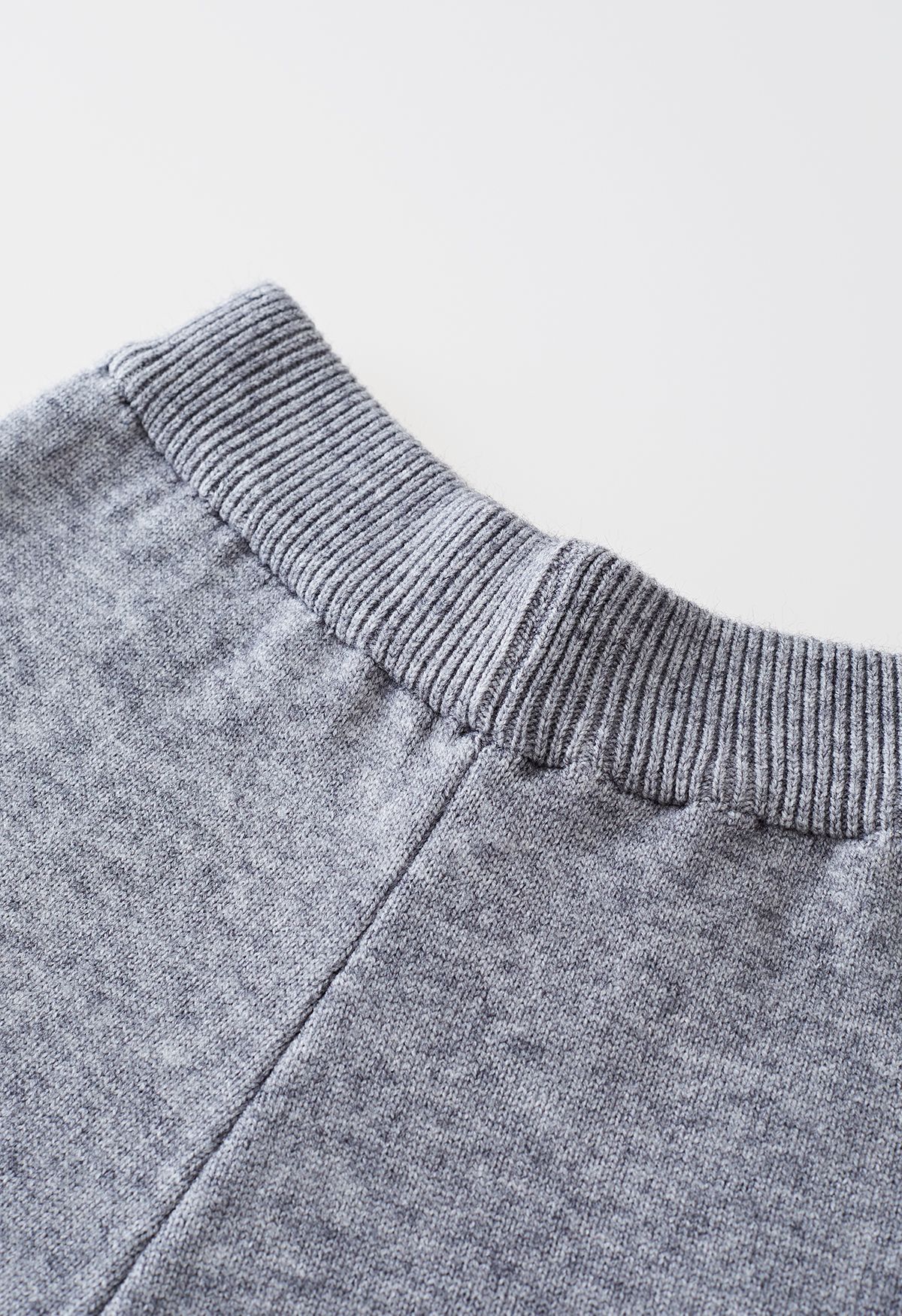 Conjunto de suéter de cuello alto con cuello alto y pantalones de punto en gris