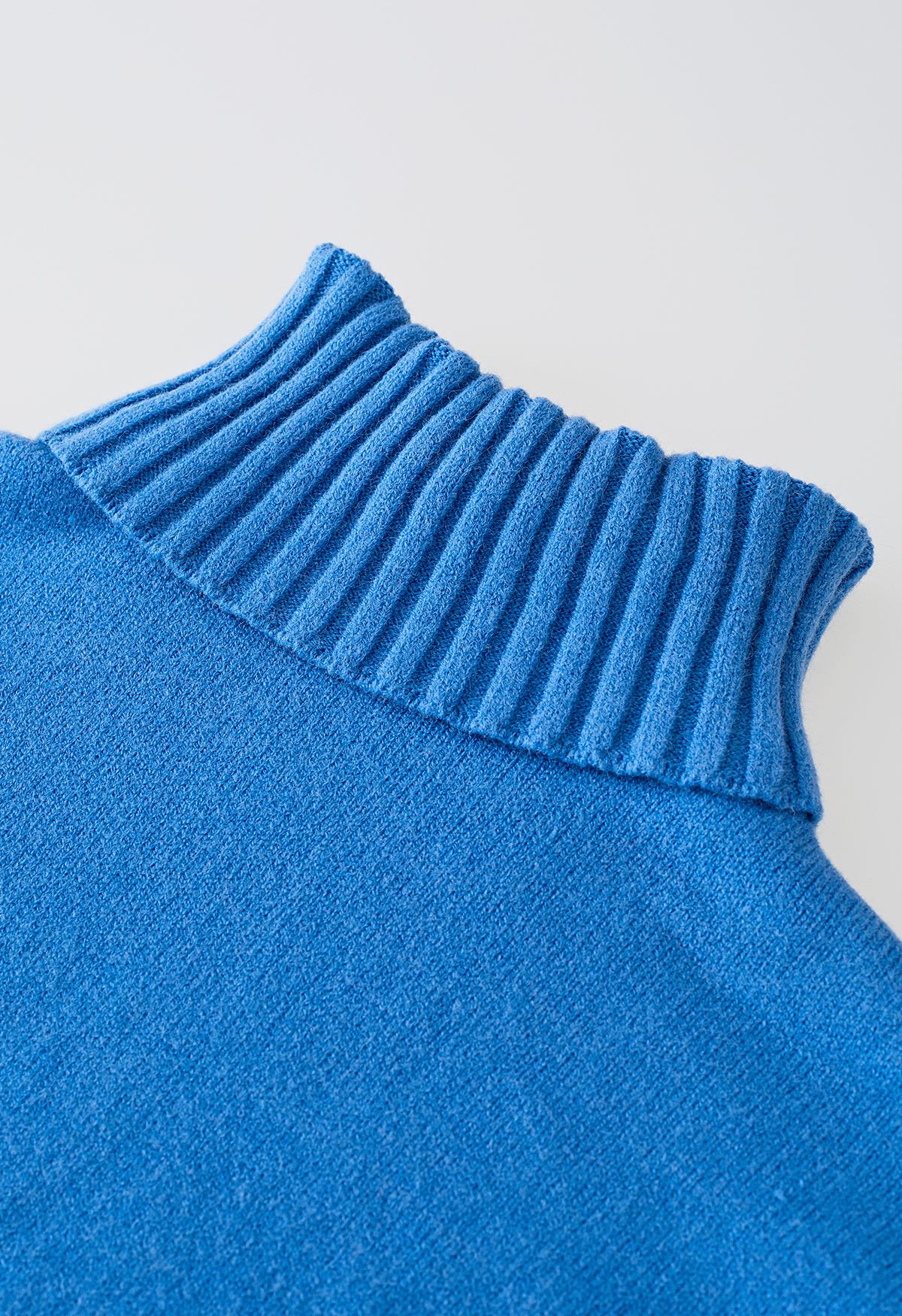 Conjunto de suéter de cuello alto con cuello alto y pantalones de punto en azul