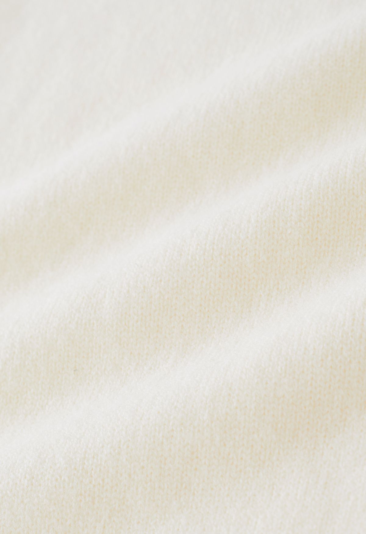 Conjunto de suéter alto y pantalón de punto con cuello alto en color crema