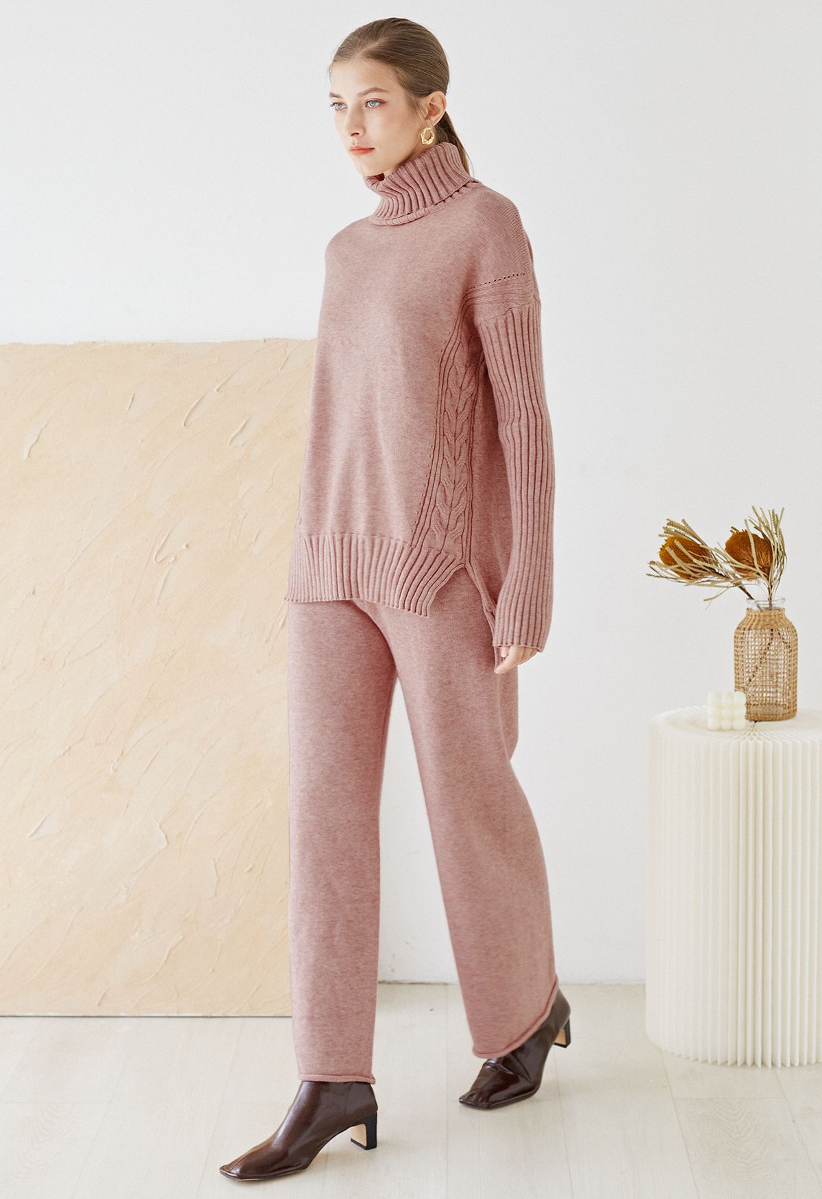 Conjunto de suéter de cuello alto con cuello alto y pantalones de punto en rosa