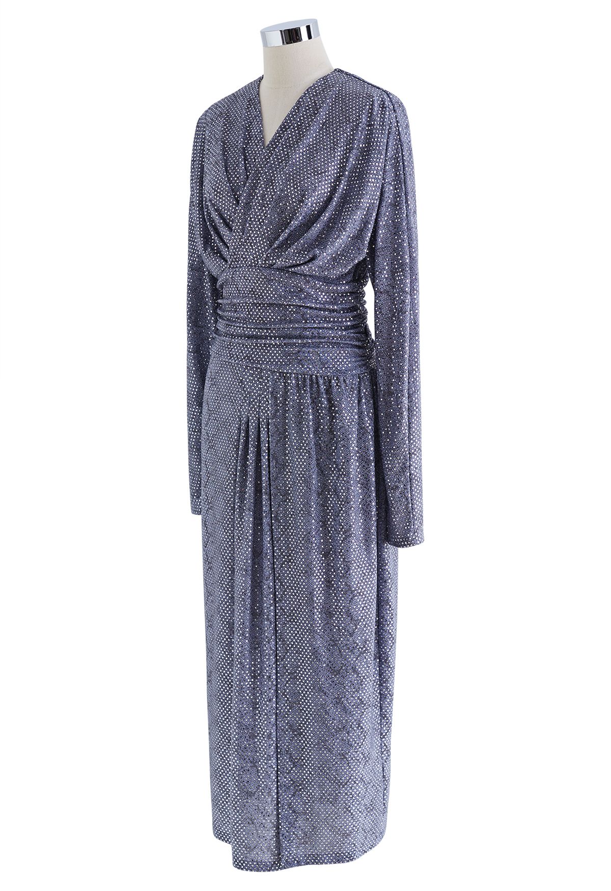 Vestido cruzado con abertura y estampado de serpiente con lentejuelas en azul polvoriento