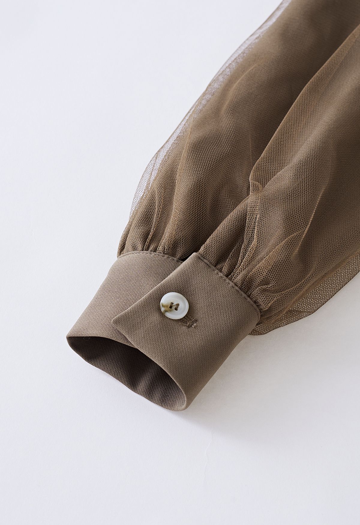 Vestido tipo blazer con doble botonadura y mangas superpuestas de malla en marrón