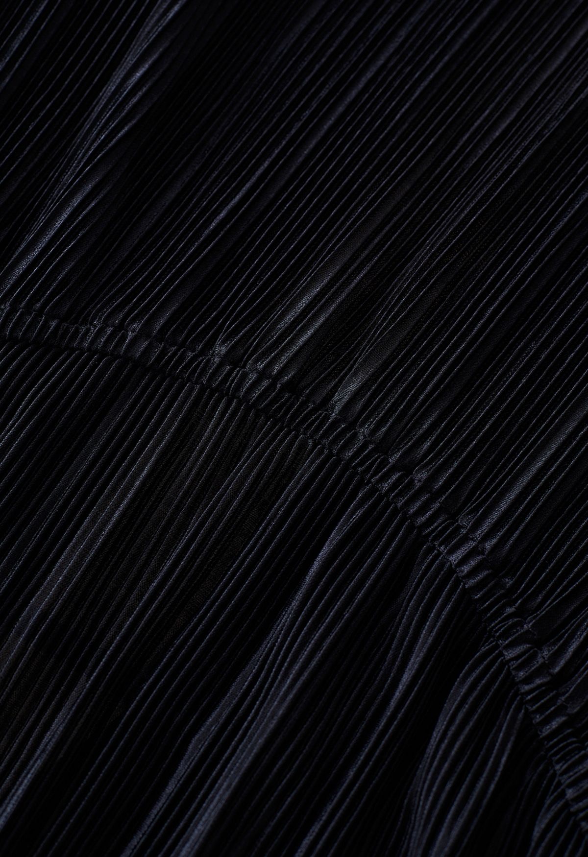 Vestido midi plisado con hombros descubiertos y espalda descubierta en negro