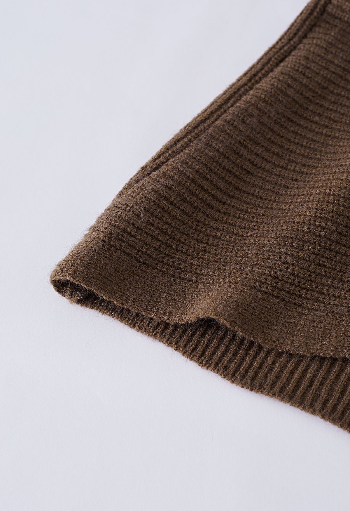 Suéter de color liso con parte delantera torcida en marrón