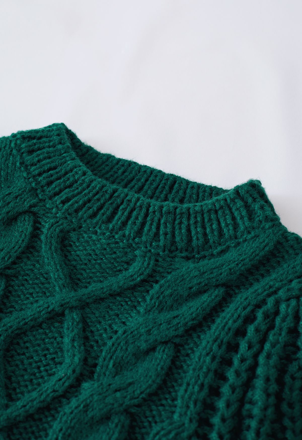 Suéter acanalado trenzado con manga de burbuja en verde oscuro