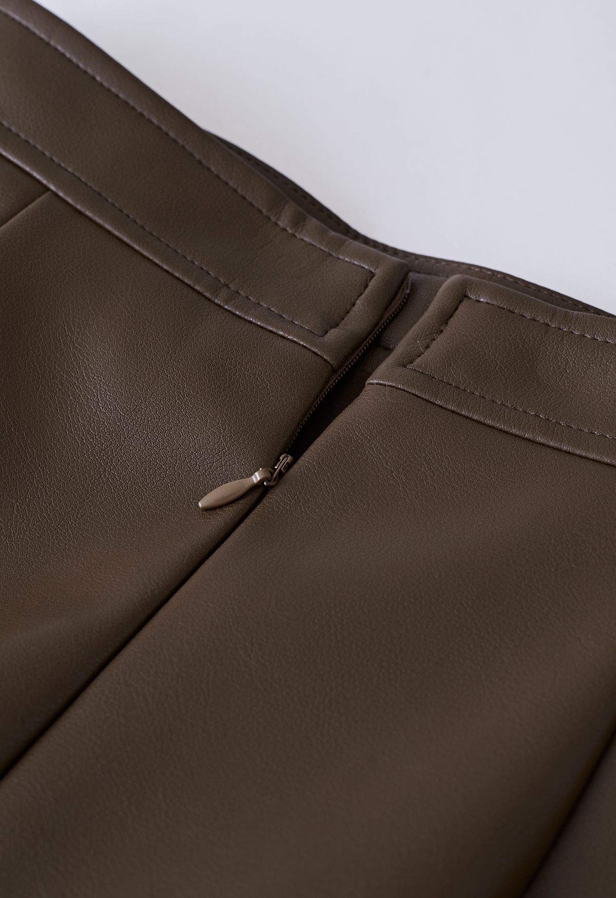 Nifty Faux Leather Flap Mini Bud Falda en marrón