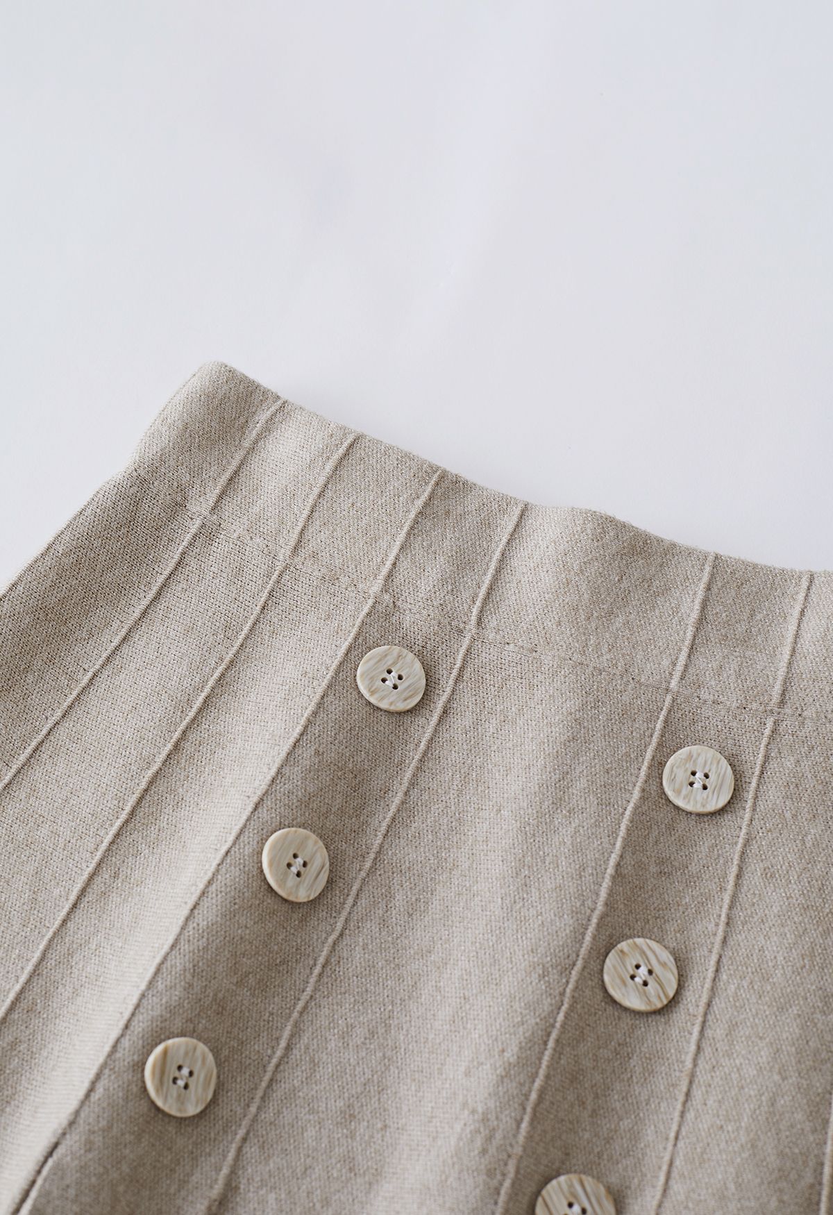 Falda midi de punto plisada con botones en gris topo