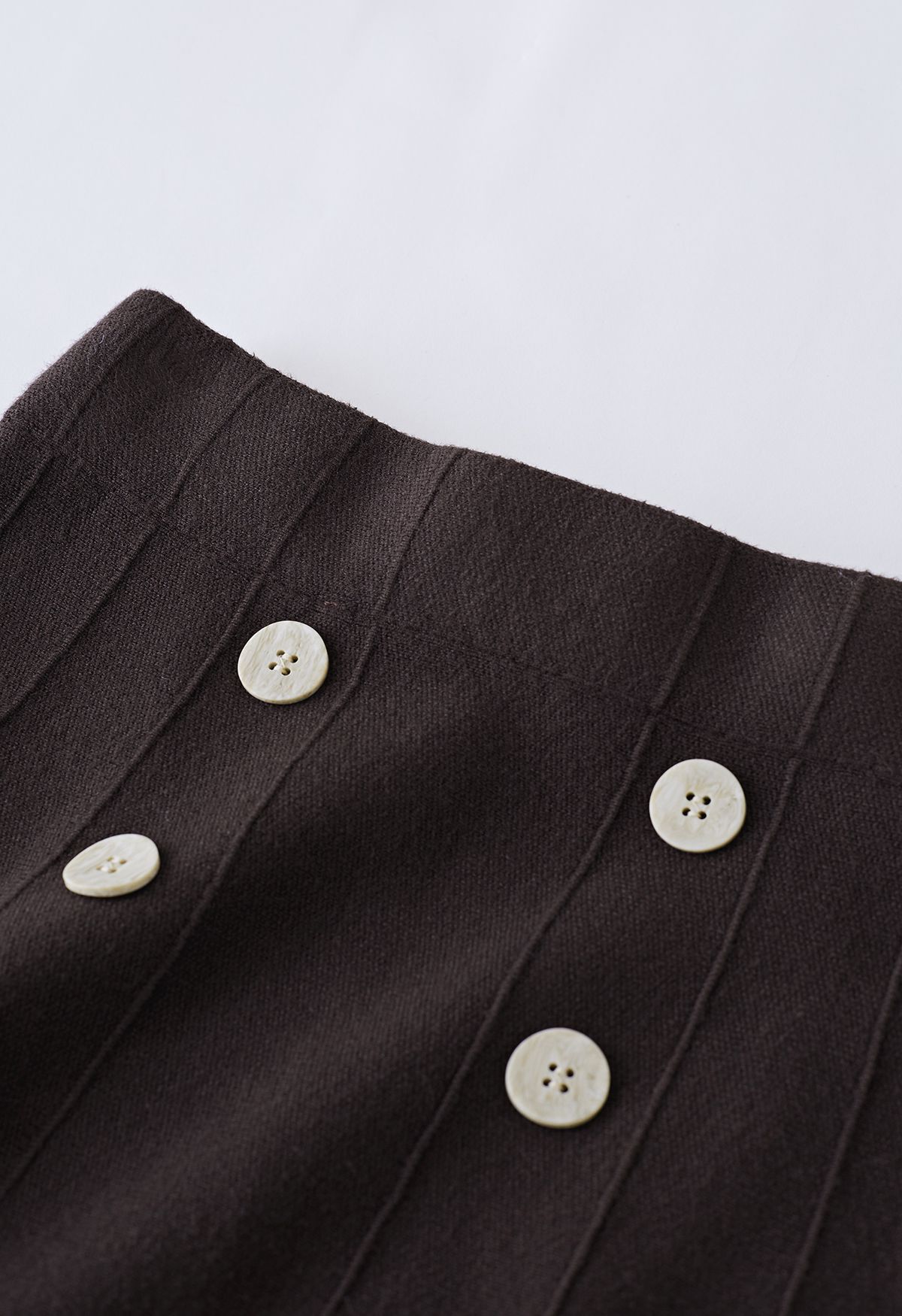 Falda midi de punto plisada con botones en marrón