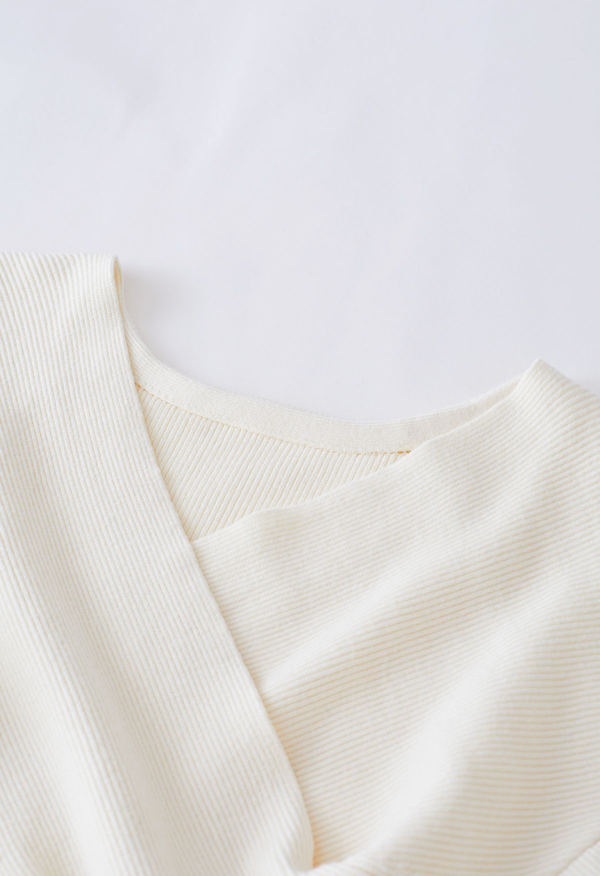 Jersey de canalé entrecruzado y conjunto de punto sin mangas en color crema