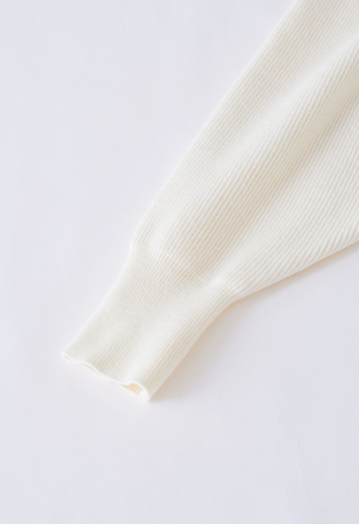 Jersey de canalé entrecruzado y conjunto de punto sin mangas en color crema