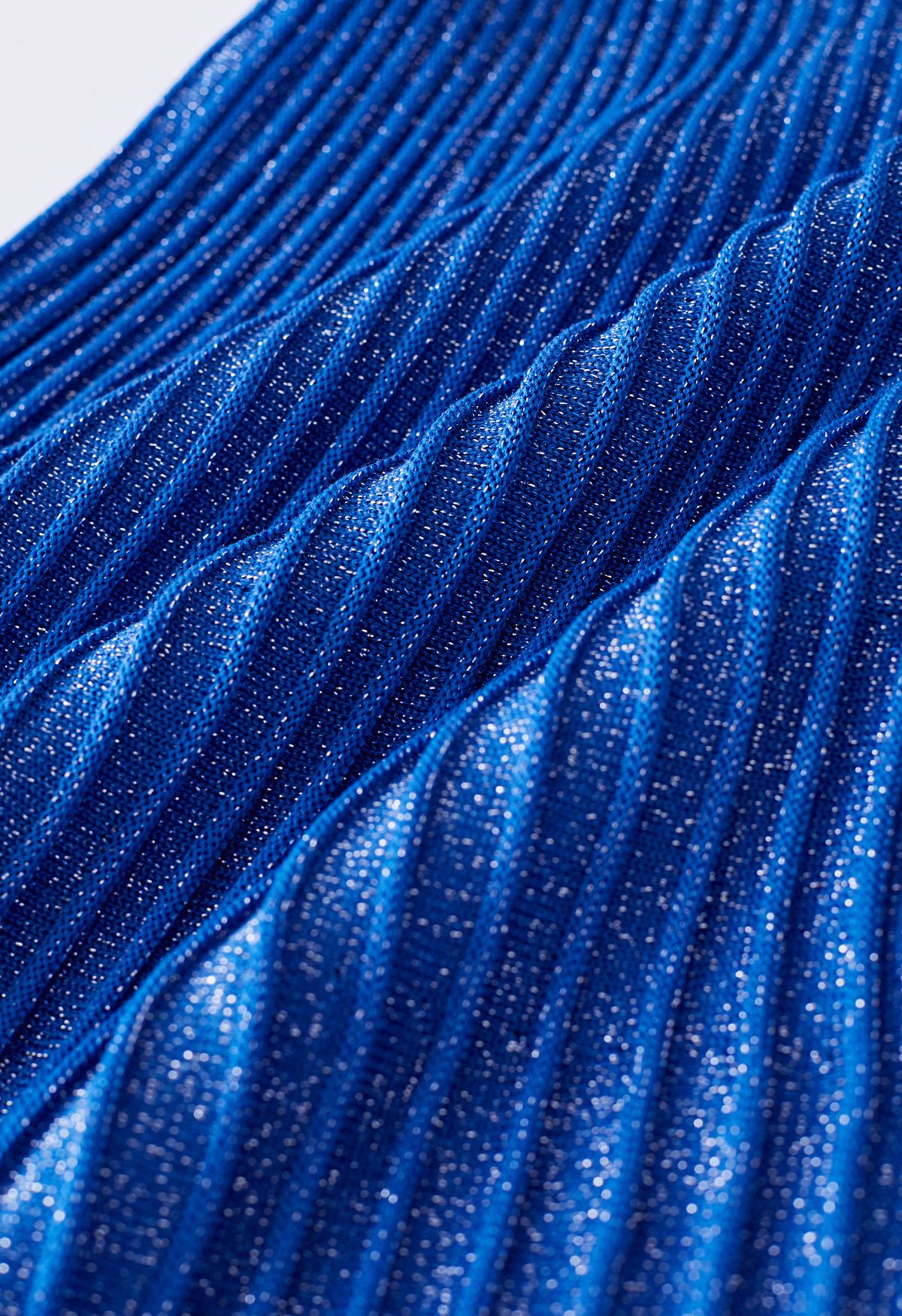 Conjunto de punto con top cruzado de canalé brillante y falda plisada en azul