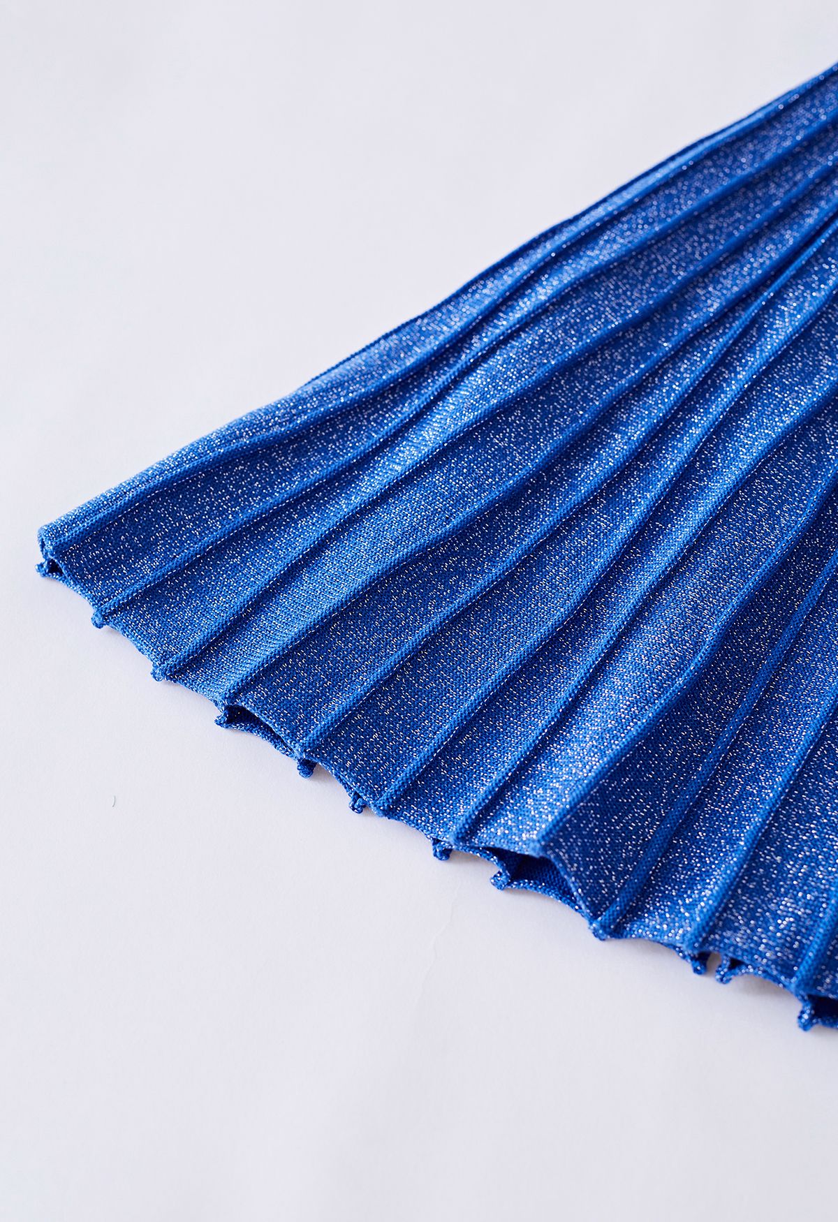 Conjunto de punto con top cruzado de canalé brillante y falda plisada en azul