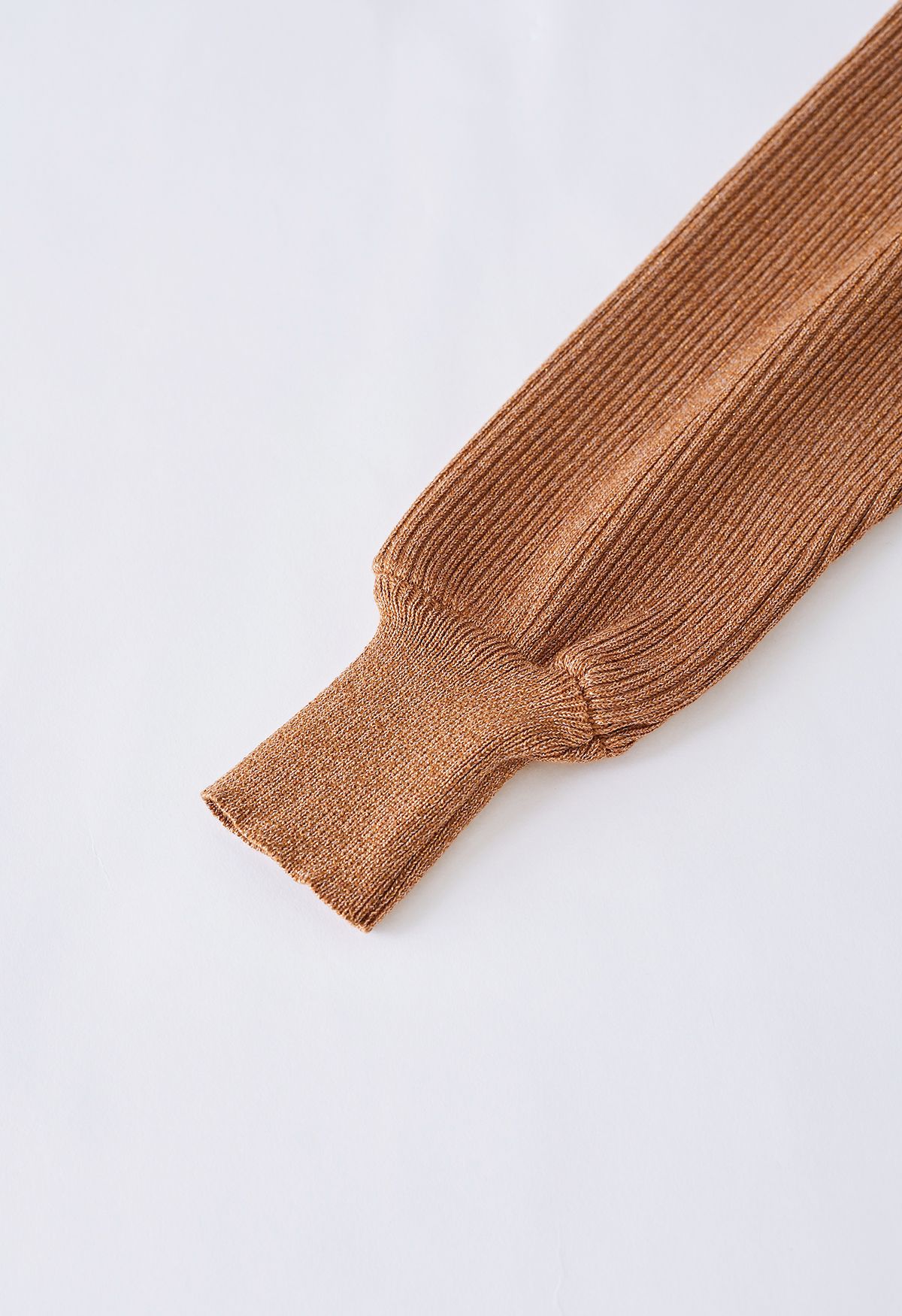 Conjunto de punto con top cruzado de canalé brillante y falda plisada en color caramelo