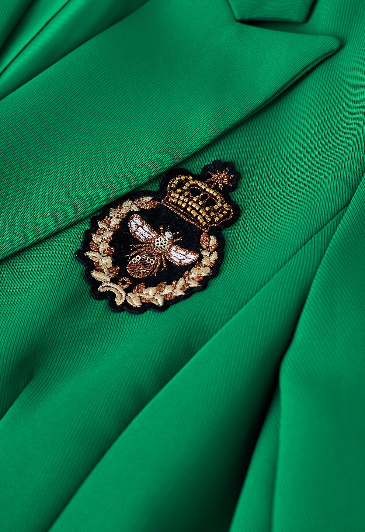 Conjunto de falda y blazer de color liso con insignia de abeja en verde