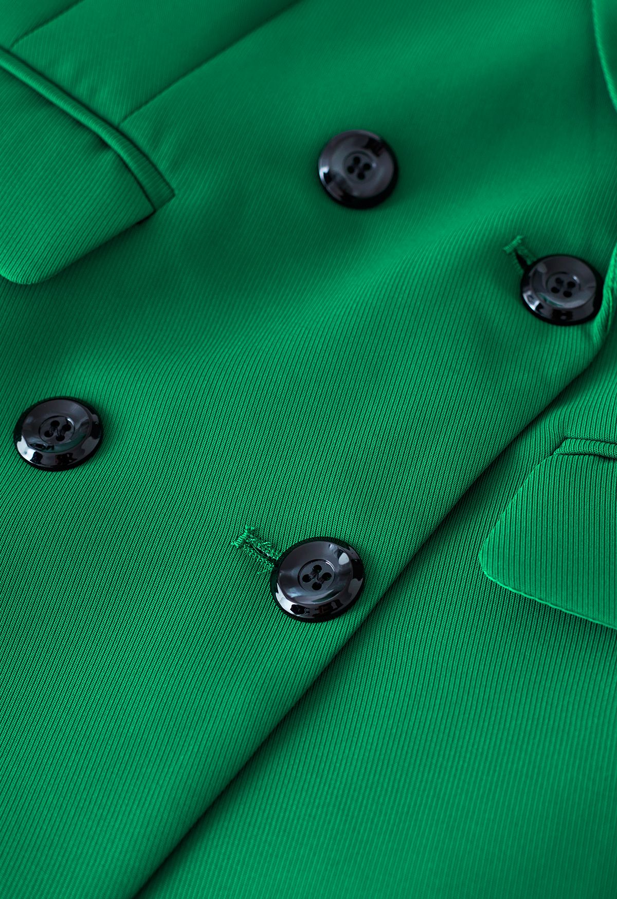 Conjunto de falda y blazer de color liso con insignia de abeja en verde