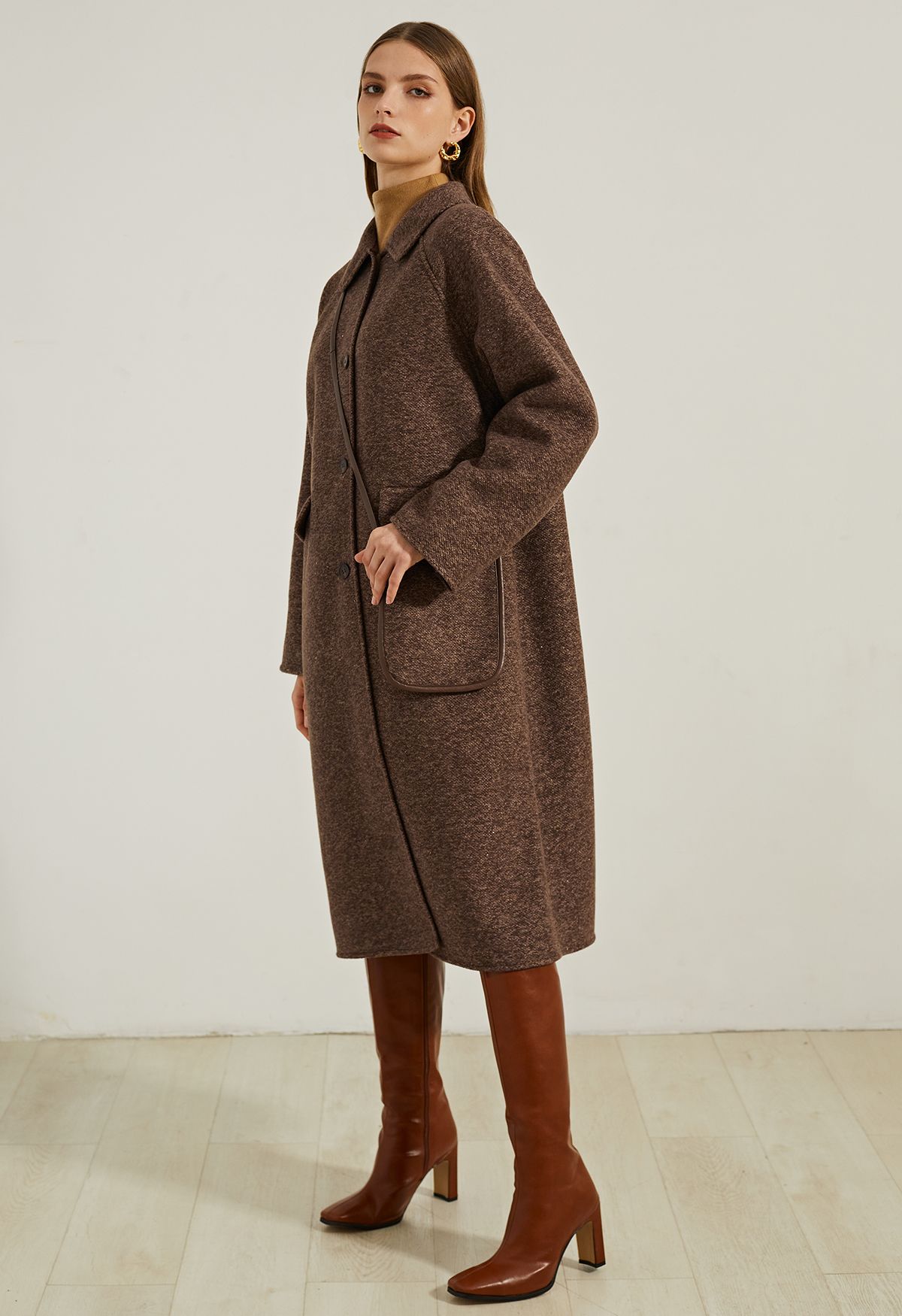 Abrigo largo con bandolera en marrón