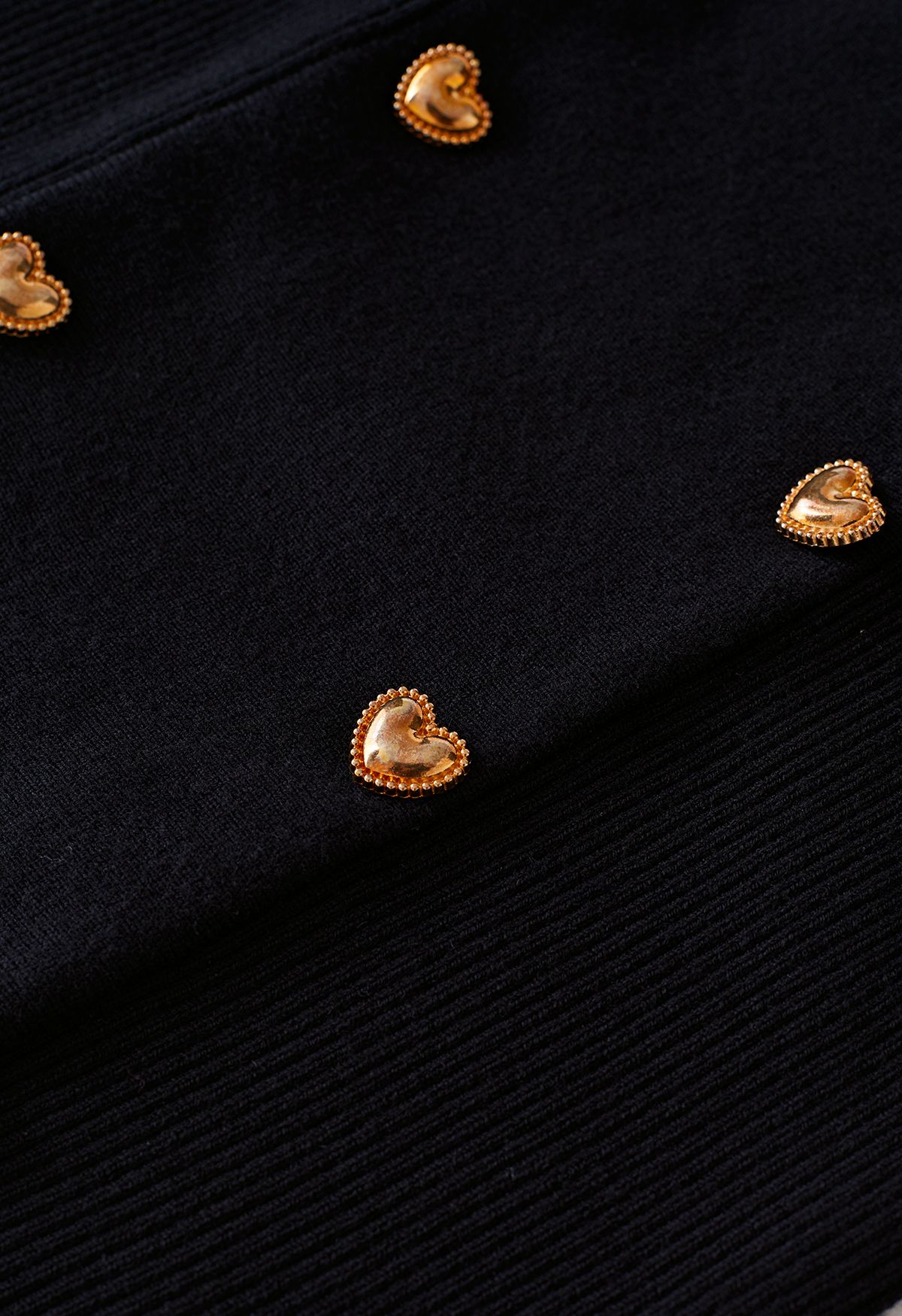 Top de punto con cuello cuadrado y botones en forma de corazón en negro