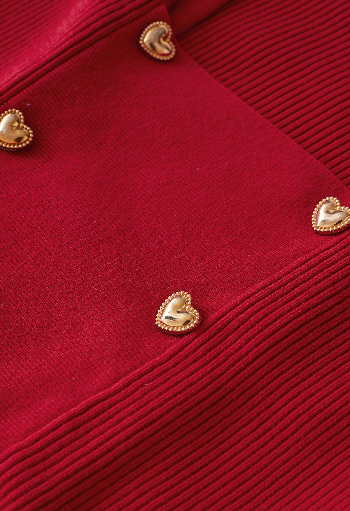 Top de punto con cuello cuadrado y botones en forma de corazón en rojo