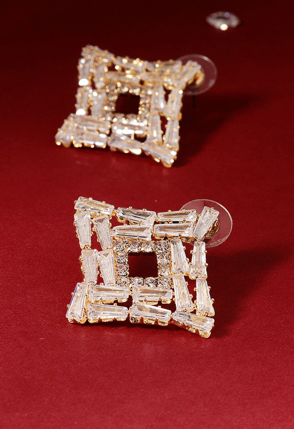 Aretes de diamantes de forma cuadrada hueca irregular