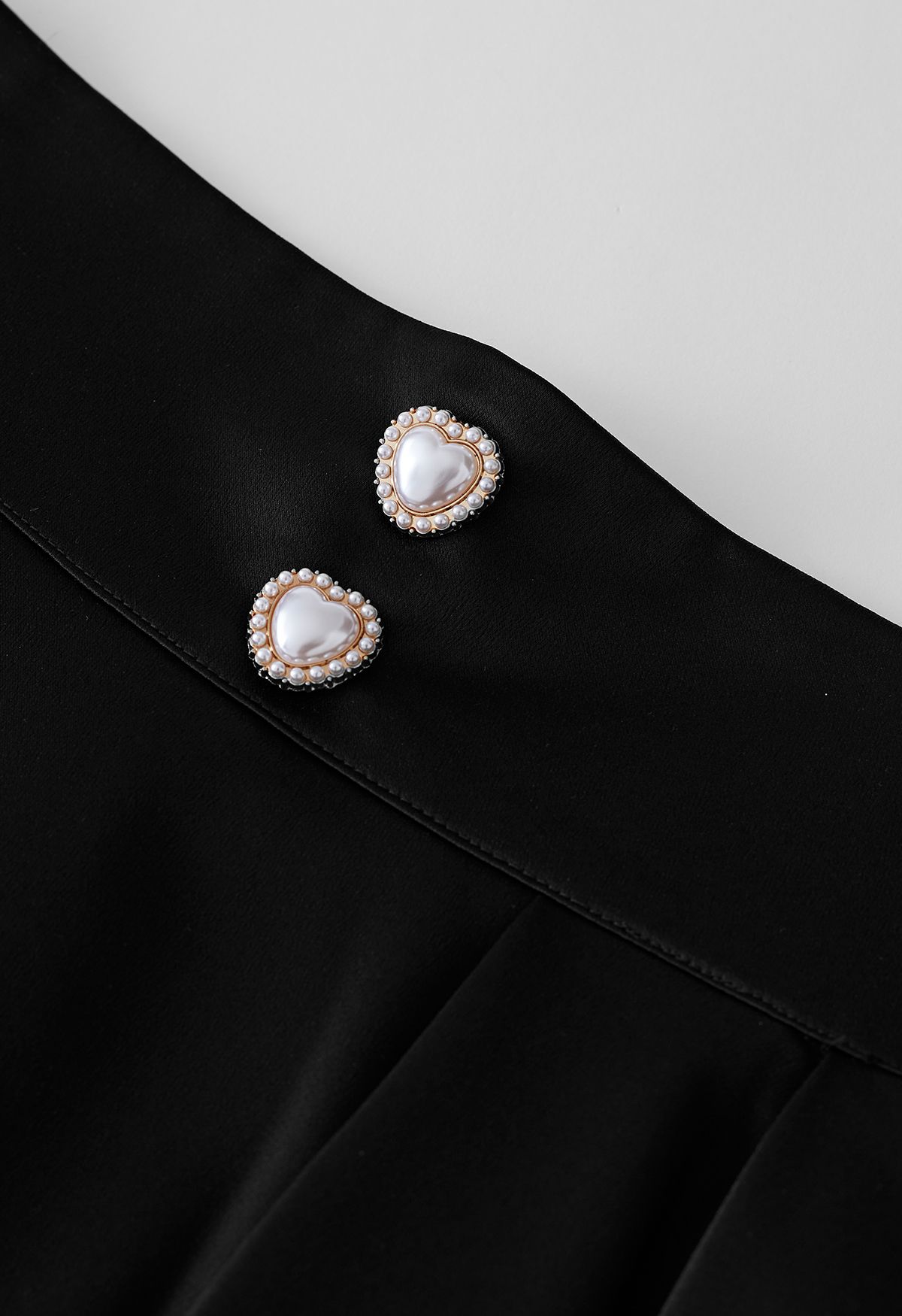Falda midi acampanada con botones de corazón de perla en negro