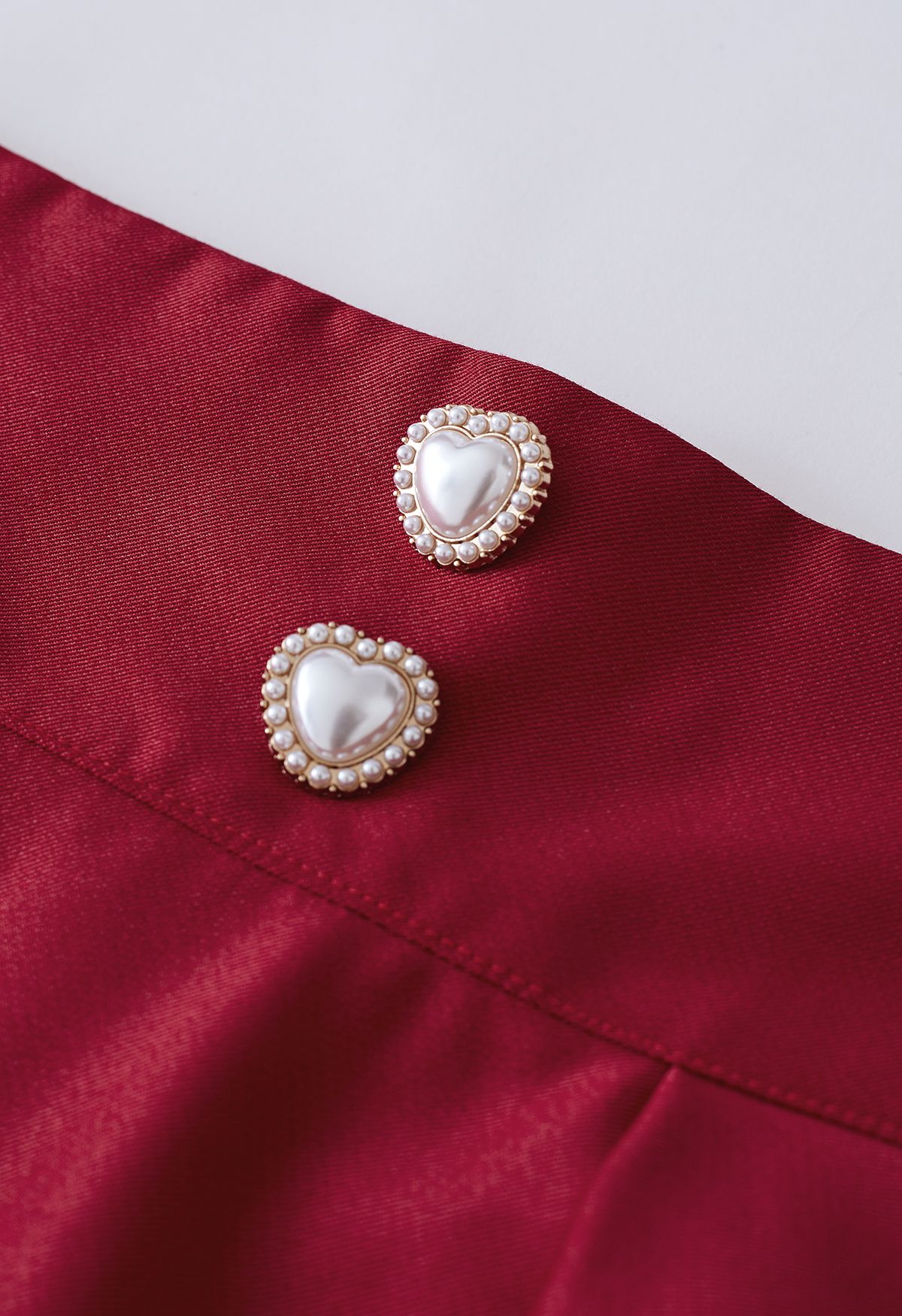 Falda midi acampanada con botones de corazón de perla en rojo