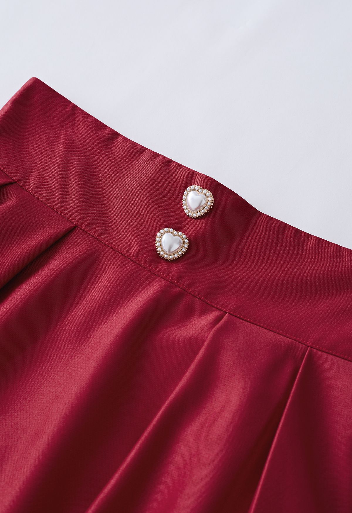 Falda midi acampanada con botones de corazón de perla en rojo