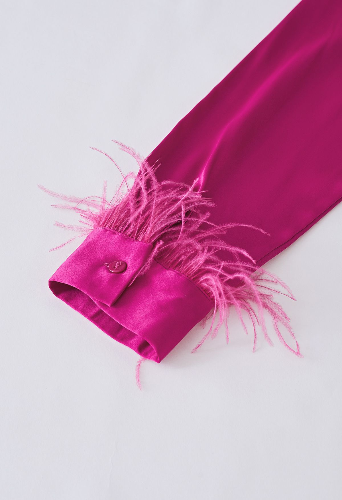 Camisa de satén con ribete de plumas en los puños en rosa intenso