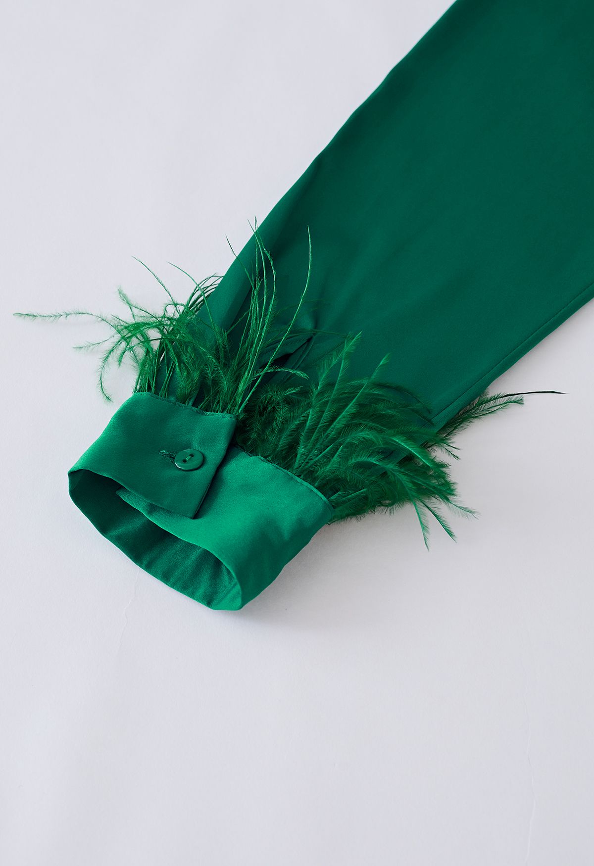 Camisa de satén con ribete de plumas en los puños en verde