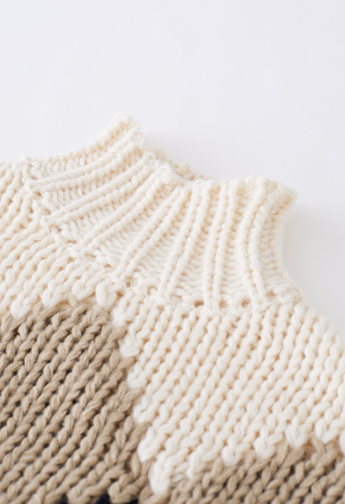 Suéter tejido a mano grueso con diseño de rombos color block