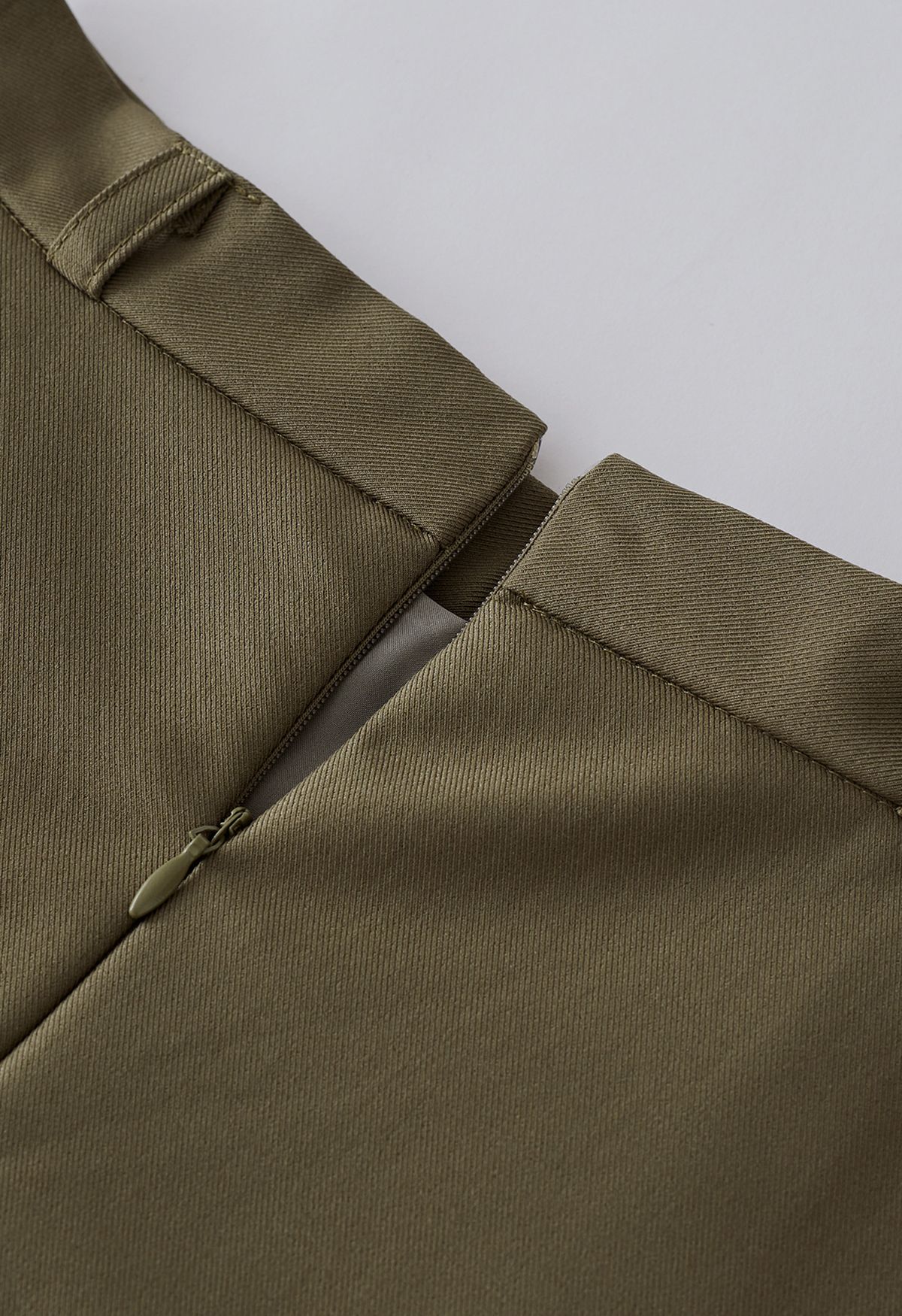 Falda midi con cinturón plisado y bolsillos laterales en verde musgo