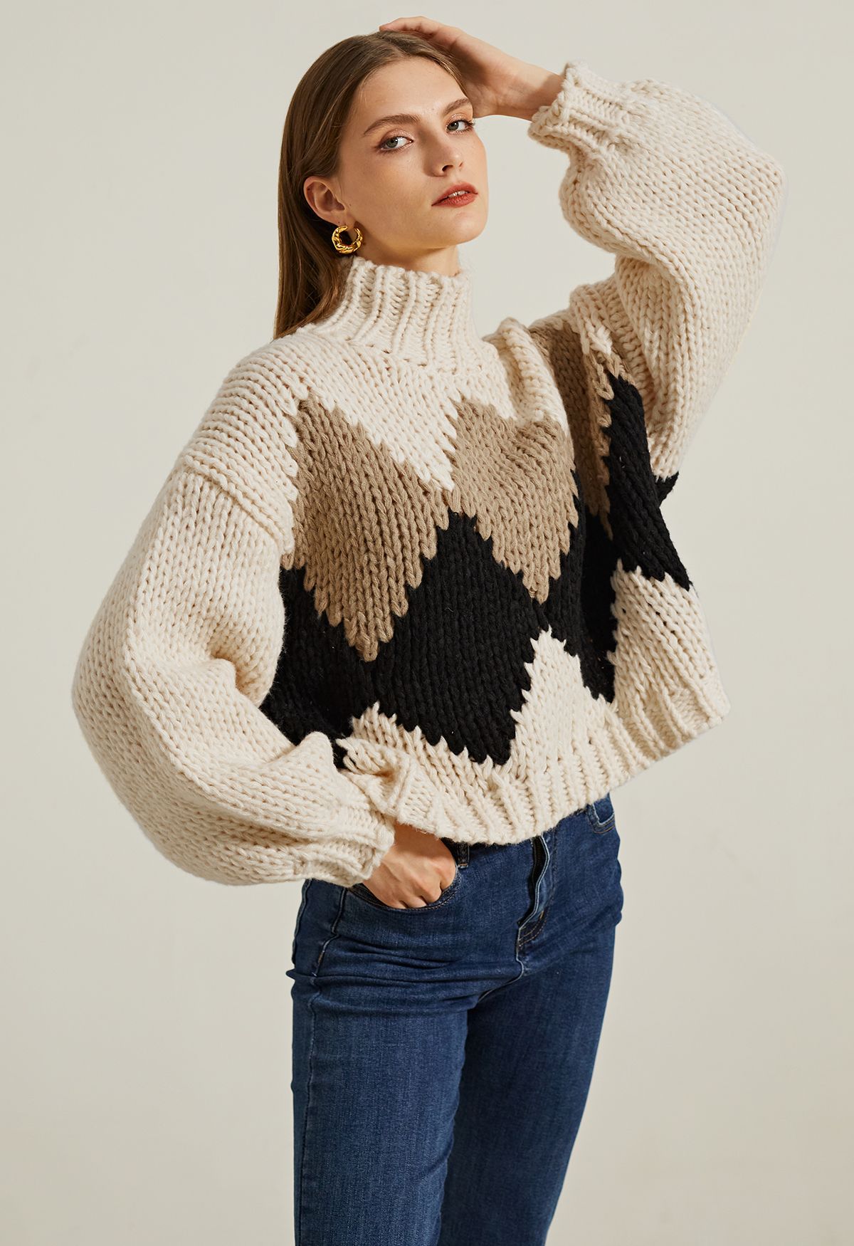 Suéter tejido a mano grueso con diseño de rombos color block