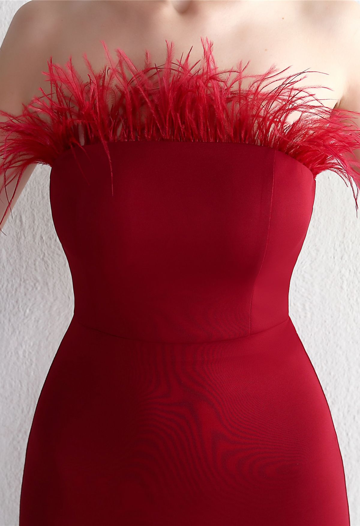 Vestido de fiesta sin tirantes con ribete de plumas en rojo