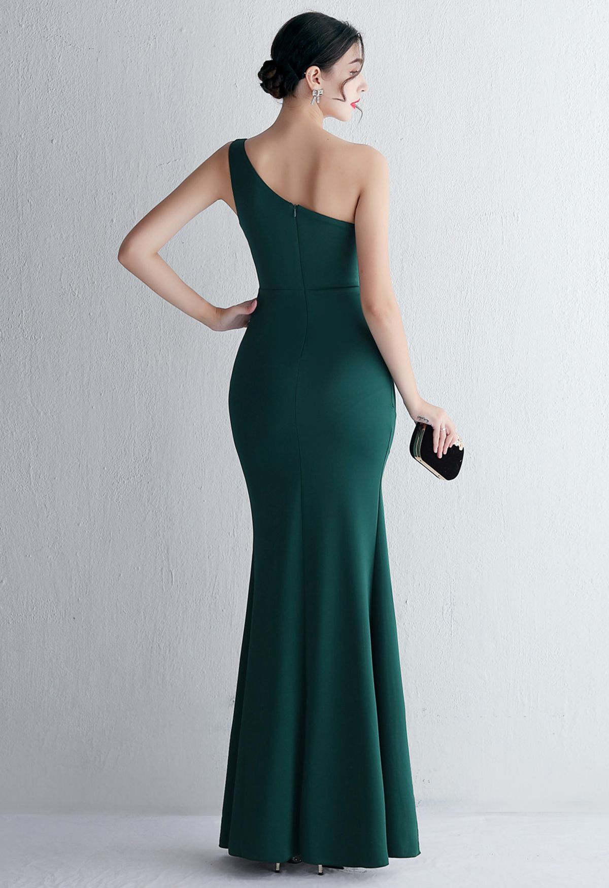 Vestido con abertura de un hombro en verde oscuro