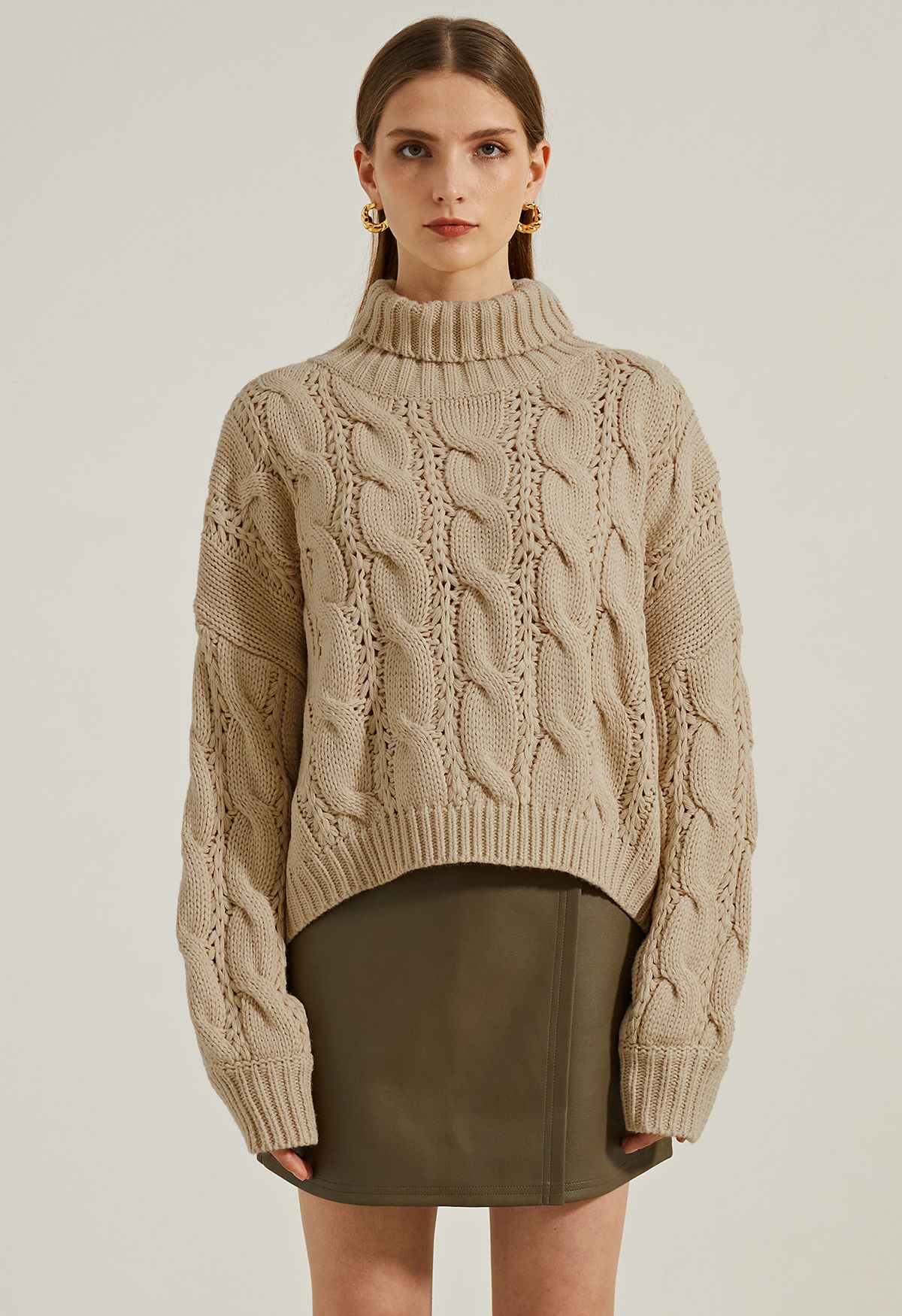 Suéter corto de punto trenzado con cuello alto en marrón